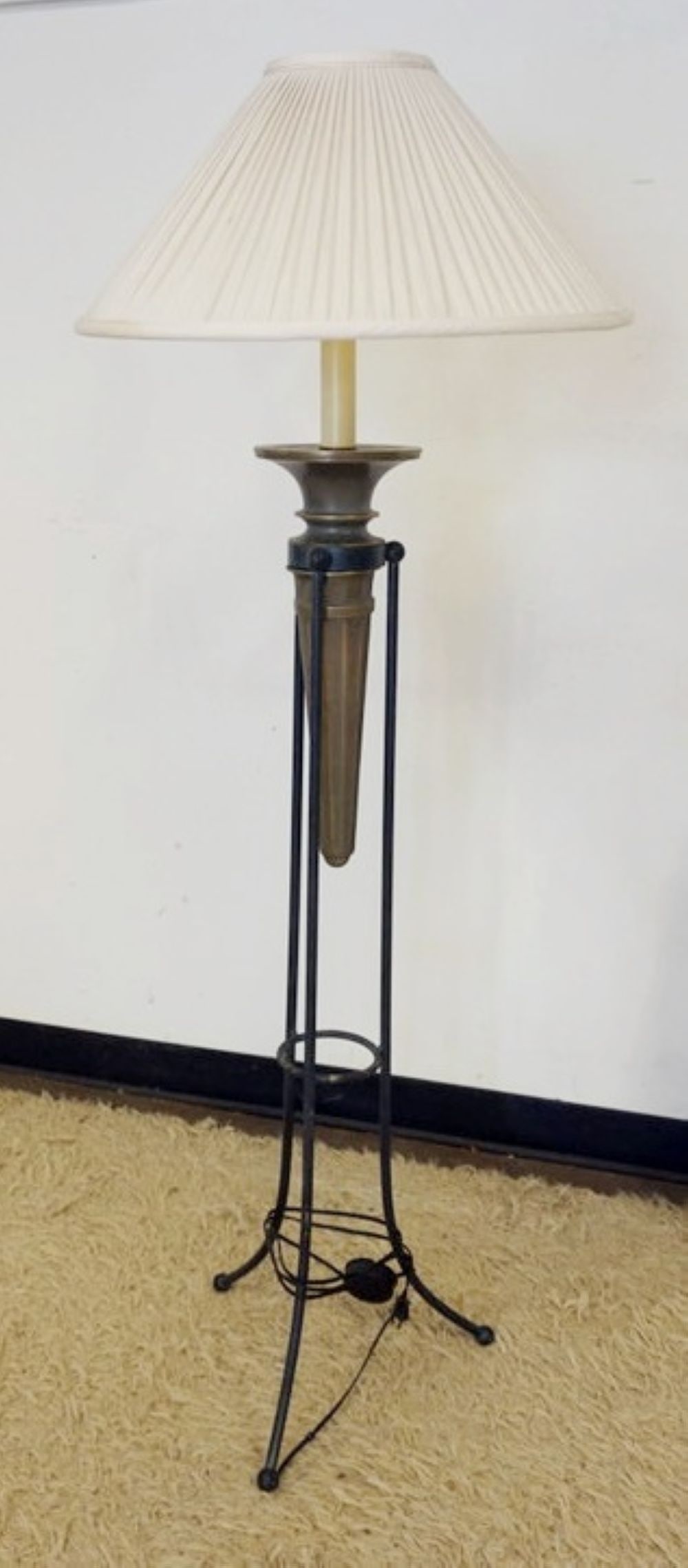 METAL FLOOR LAMP (1 of 2)
