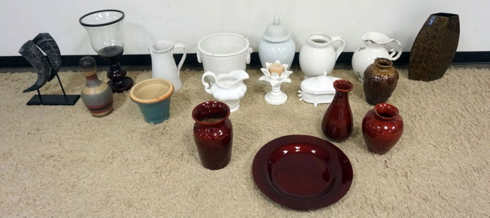 GROUP OF ASSORTED DECORATED POTTERY ITEMS: LARGE GROUP OF ASSORTED DECORATED POTTERY ITEMS