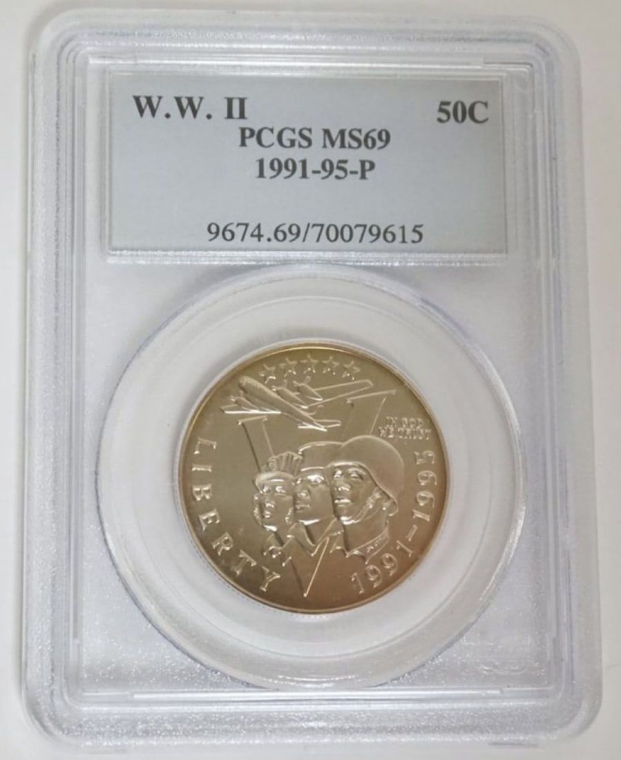 WORLD WAR 2 WWII COMMEMORATIVE SILVER HALF DOLLAR (1 of 3)