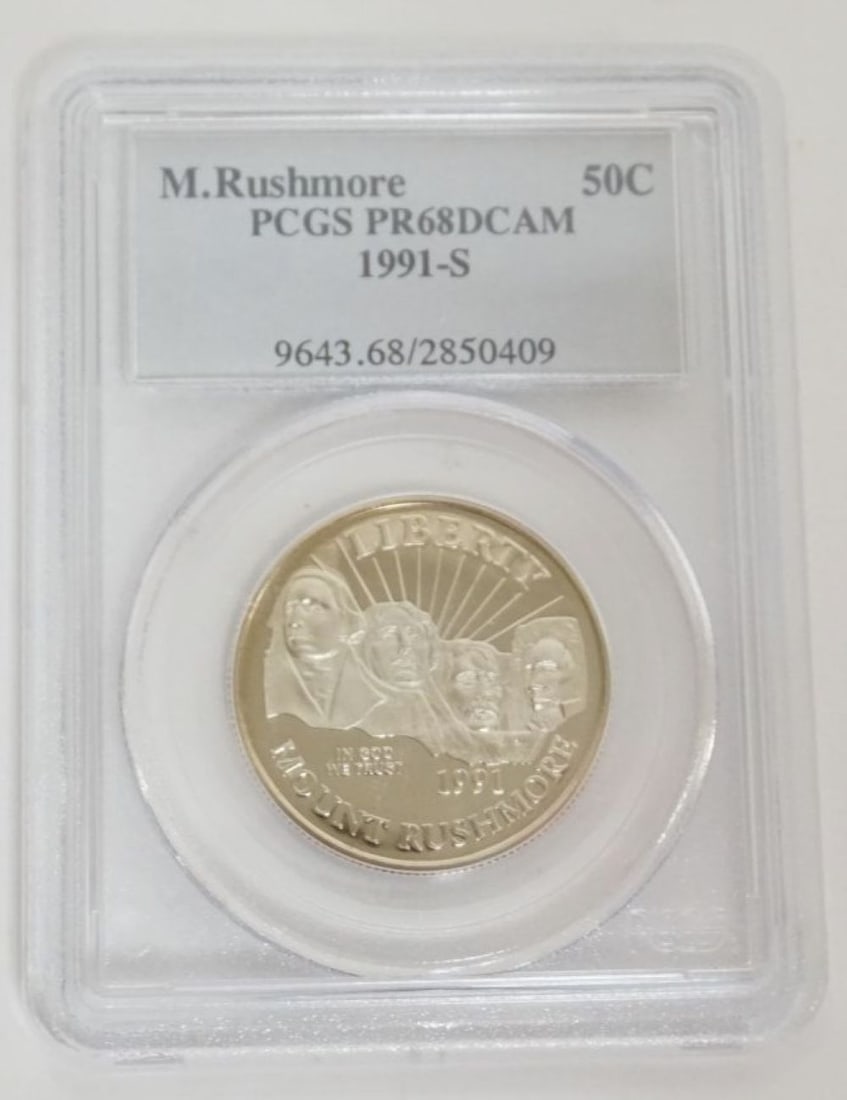 MOUNT RUSHMORE COMMEMORATIVE SILVER HALF DOLLAR (1 of 3)