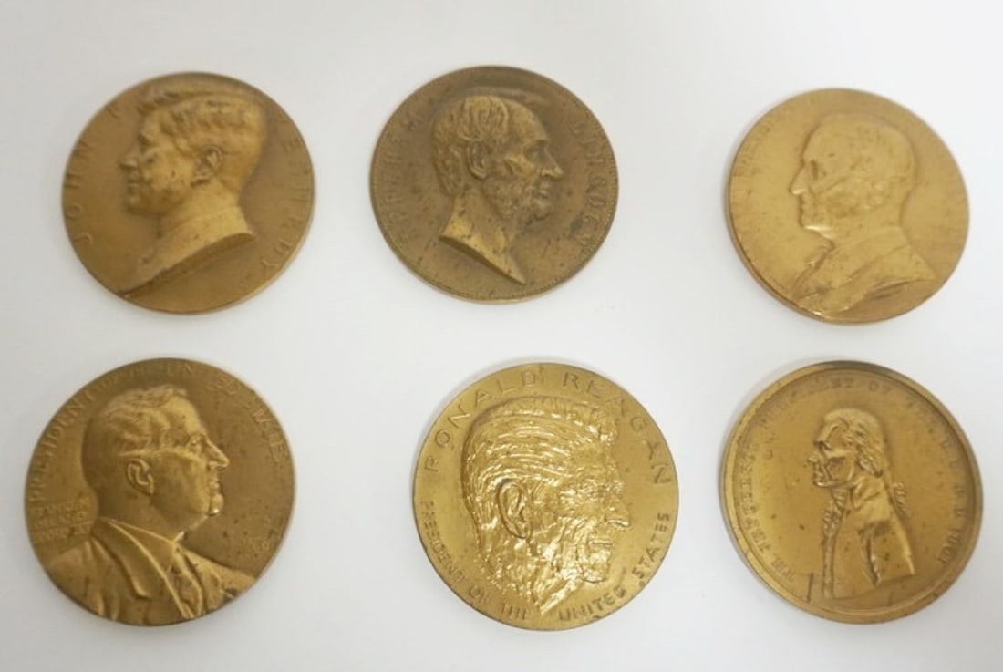 GROUP OF LARGE COMMEMORATIVE MEDALS (1 of 8)
