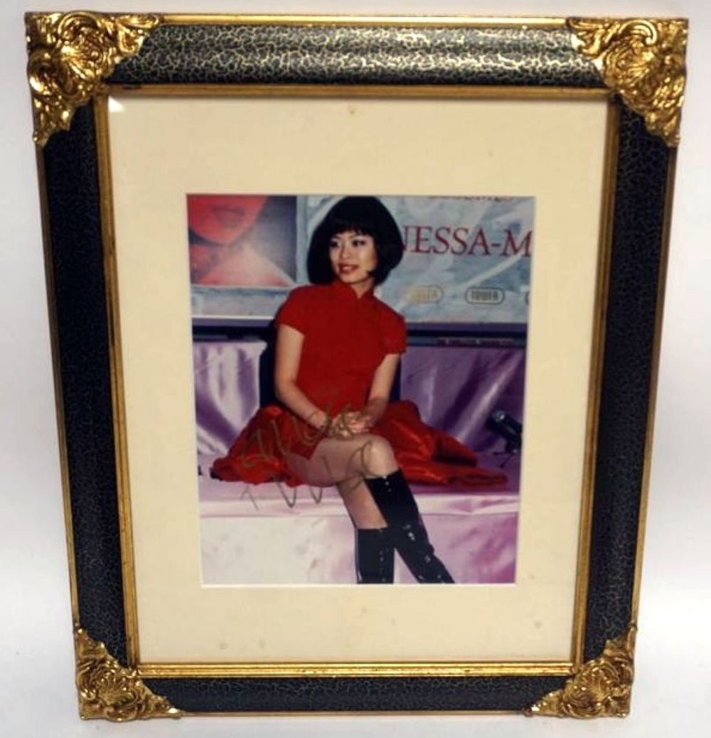 VANESSA MAE FRAMED & MATTED PHOTO W/SIGNATURE (1 of 2)