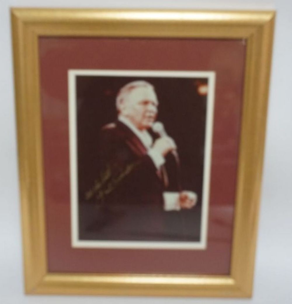 FRANK SINATRA FRAMED & MATTED PHOTO W/SIGNATURE: FRANK SINATRA FRAMED & MATTED PHOTO W/ATTRIBUTED SIGNATURE, APPROXIMATELY 14 IN X 17 IN OERALL