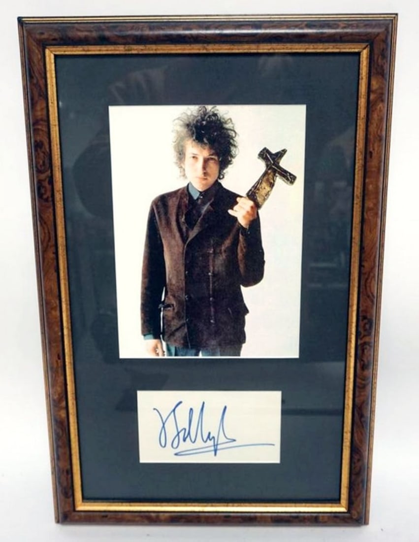 BOB DYLAN FRAMED & MATTED PHOTO W/SIGNATURE (1 of 2)