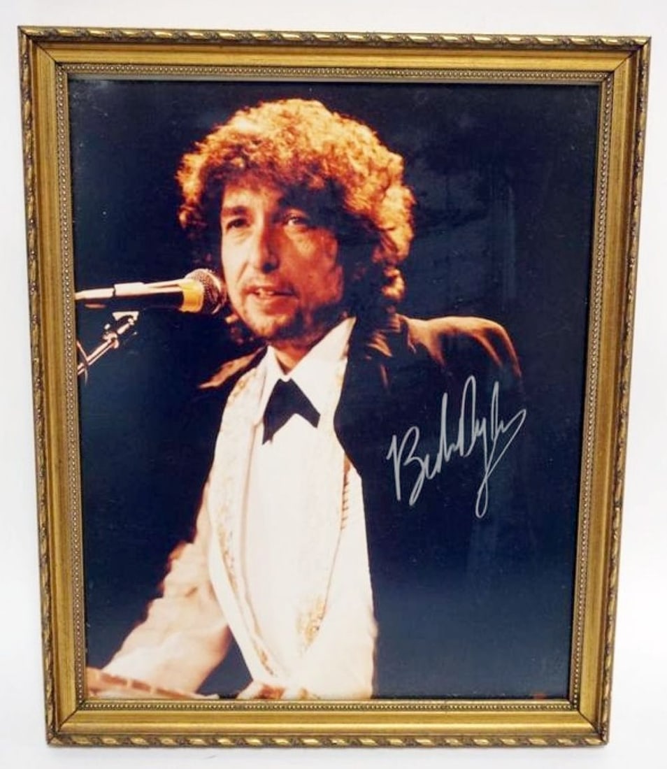 BOB DYLAN FRAMED PHOTO W/ATTRIBUTED SIGNATURE (1 of 2)