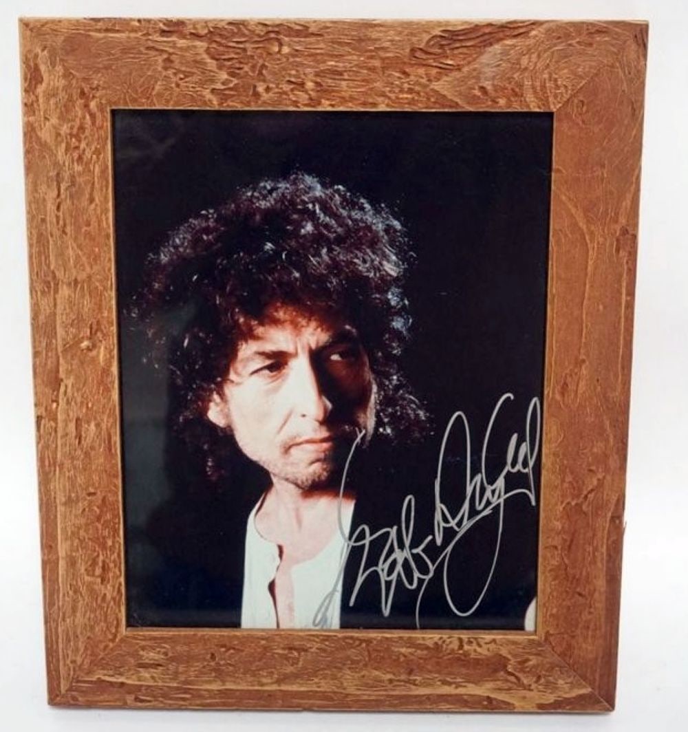 BOB DYLAN FRAMED PHOTO W/ATTRIBUTED SIGNATURE (1 of 2)