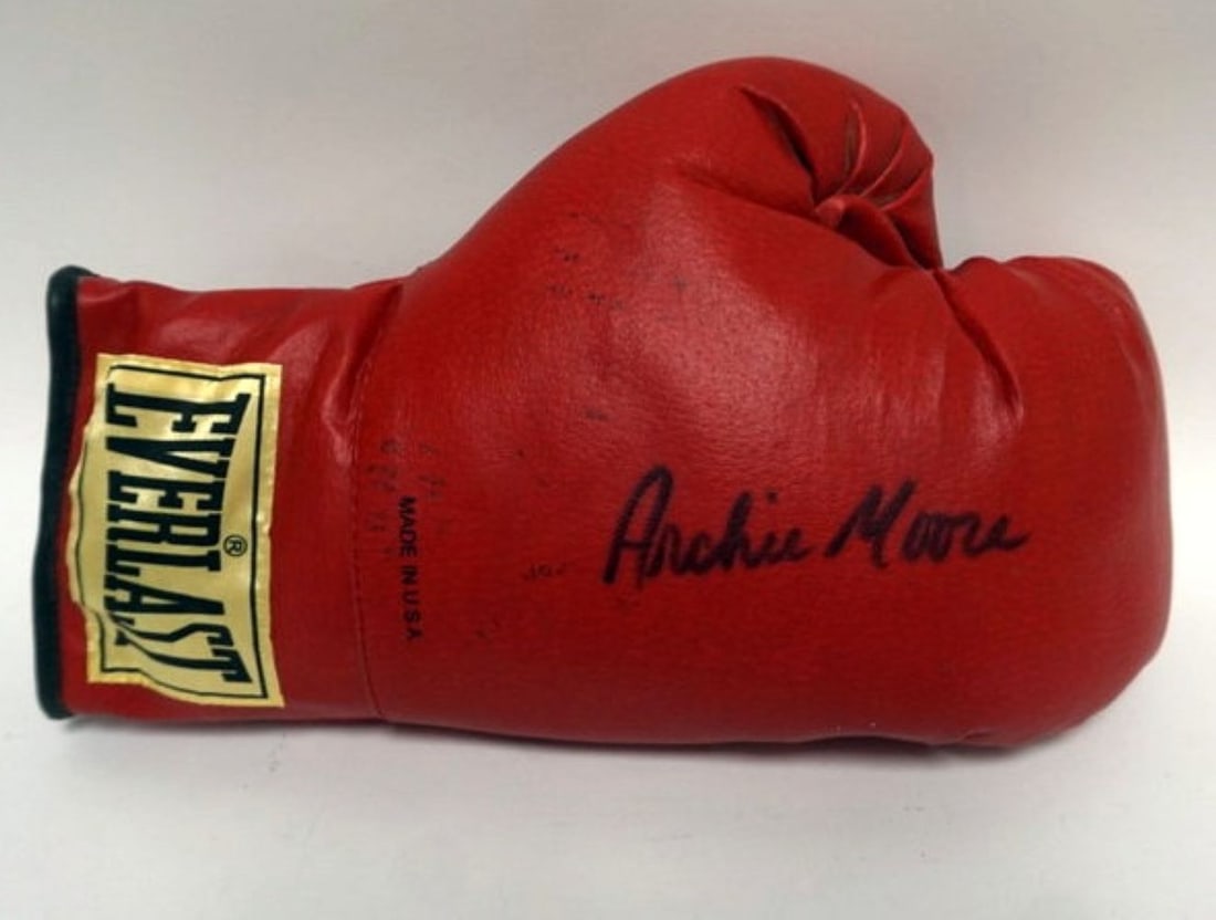 ARCHIE MOORE SIGNED BOXING GLOVE (1 of 2)