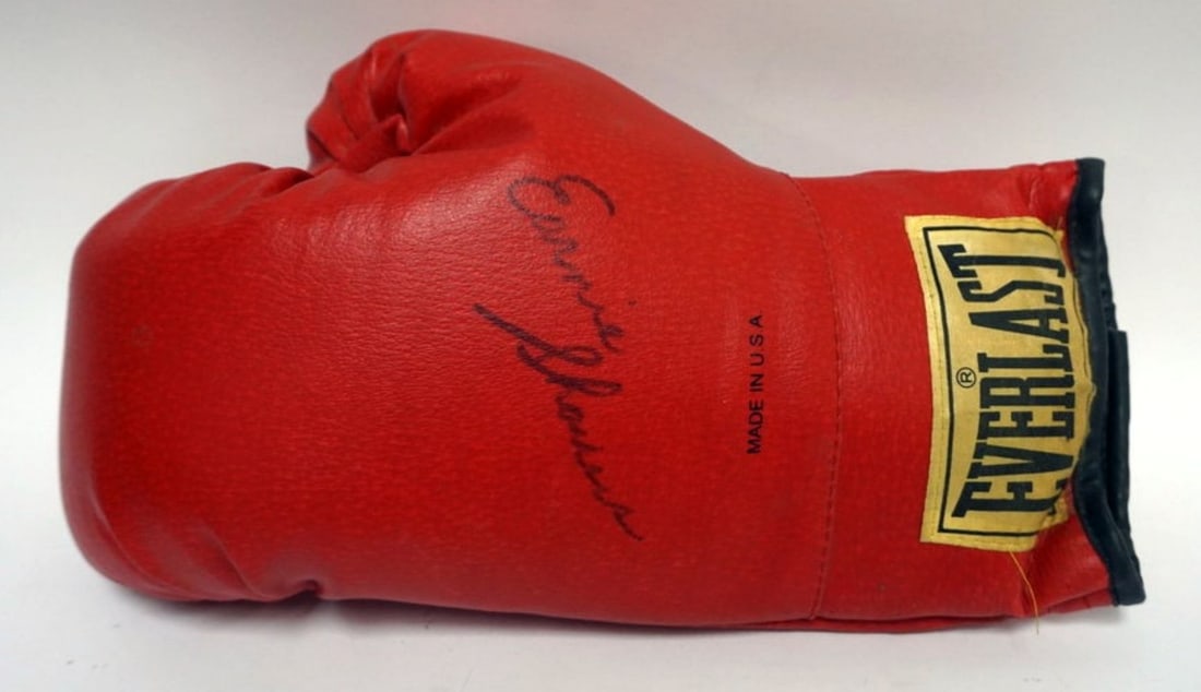 EARNIE SHAVERS SIGNED BOXING GLOVE: EVERLAST BOXING GLOVE WITH SIGNATURE ATTRIBUTED TO EARNIE SHAVERS