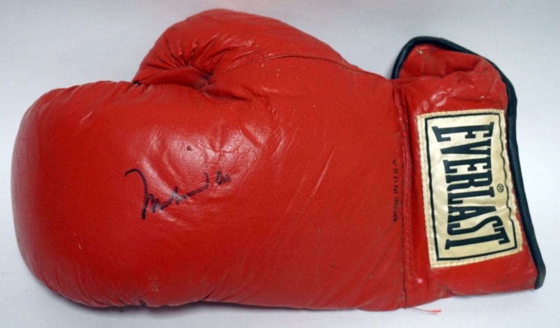 MUHAMMAD ALI SIGNED BOXING GLOVE (1 of 2)