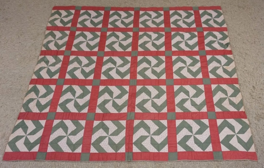 ANTIQUE HAND SEWN QUILT (1 of 3)