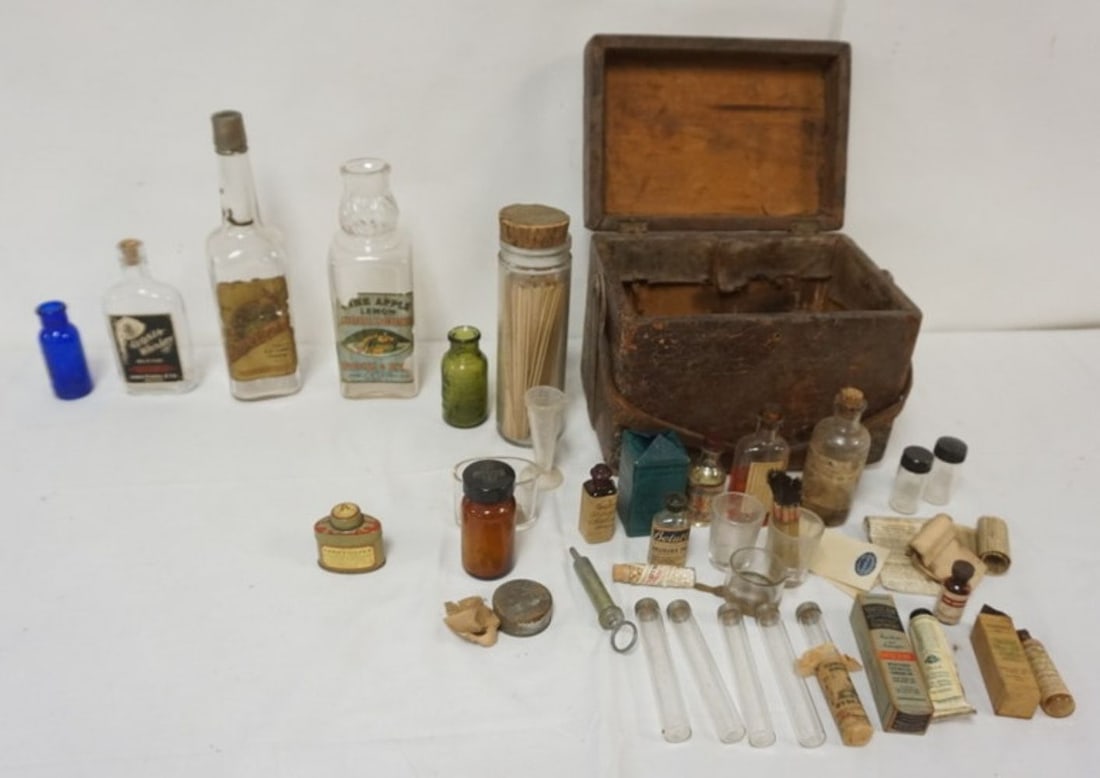 ANTIQUE BOTTLES AND APOTHECARY BOX (1 of 5)