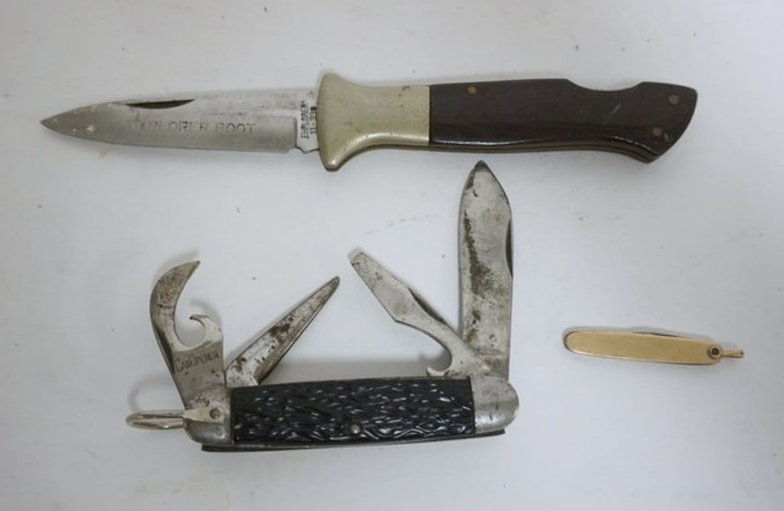 POCKET KNIVES: GROUP OF POCKET KNIVES INCLUDING THE EXPLORER BOOT KNIFE