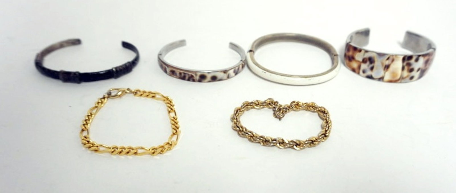 ASSORTED BRACELETS: 7 LADIES BRACELETS INCLUDING 1 MARKED STERLING