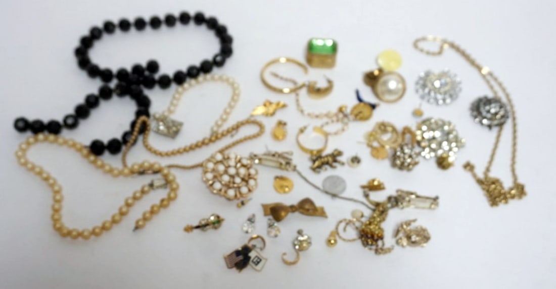 LADIES JEWELRY ASSORTMENT (1 of 3)