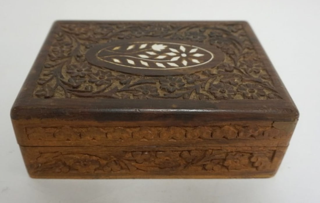 VINTAGE HEAVILY CARVED INLAID JEWELRY BOX: VINTAGE HAND CARVED, INLAID JEWELRY BOX MARKED INDIA, APPROXIMATELY 7 IN X 5 IN X 2 1/2 IN