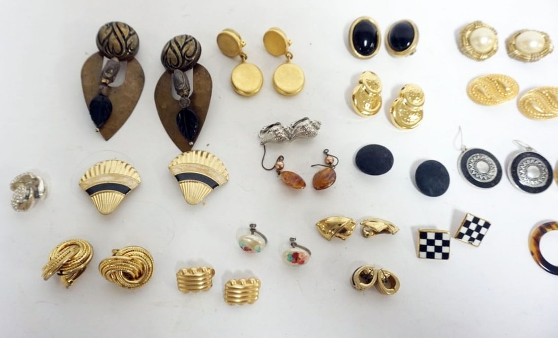 EARRING ASSORTMENT - 3