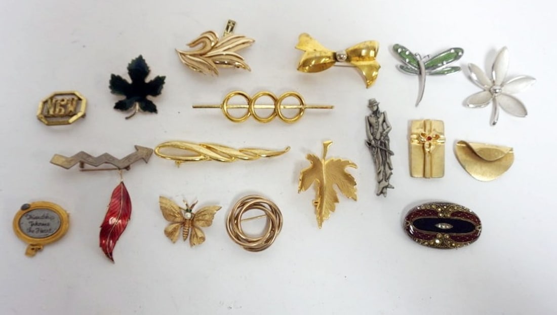 ASSORTED LADIES DESIGNER PINS: APPROXIMATELY 17 LADIES PINS, MANY MARKED BY THE MAKER