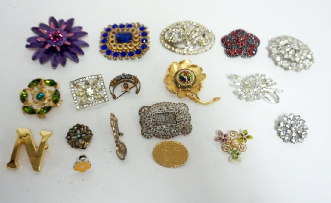 ASSORTED LADIES DESIGNER PINS: APPROXIMATELY 17 LADIES PINS, MANY MARKED BY THE MAKER
