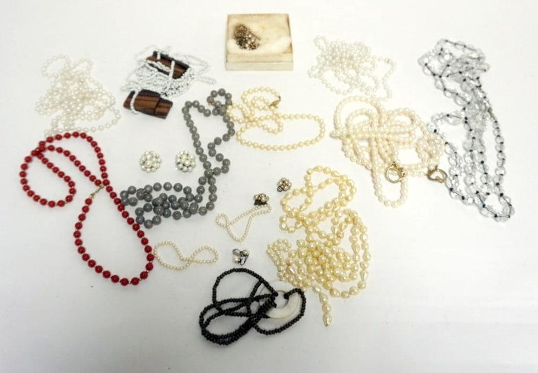 LADIES BEADED JEWELRY ASSORTMENT (1 of 3)