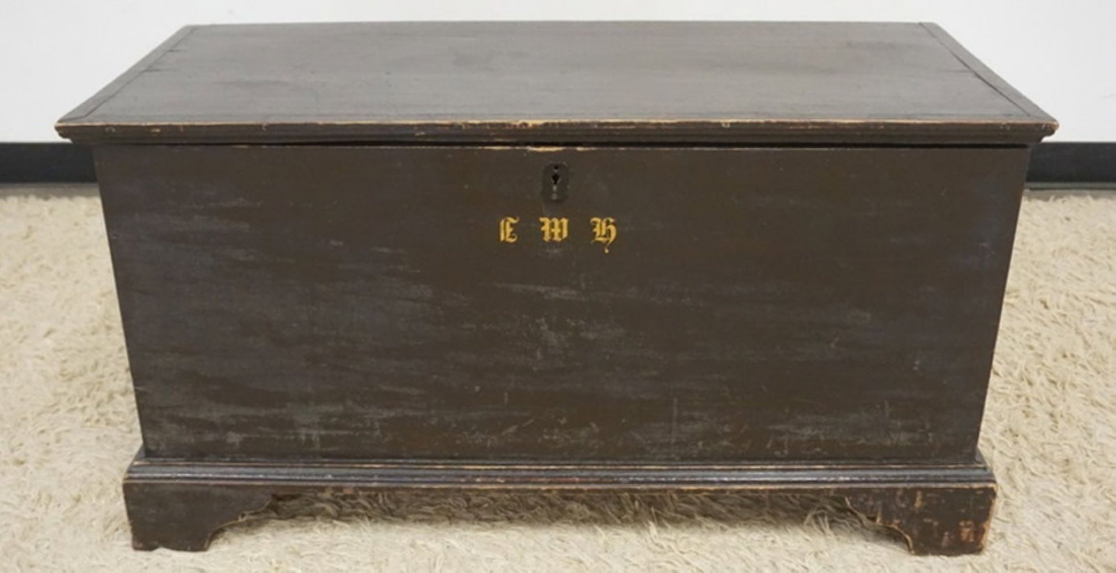 ANTIQUE PINE BLANKET CHEST: ANTIQUE PINE DOVETAILED BLANKET CHEST, APPROXIMATELY 40 IN X 18 IN X 21 IN H