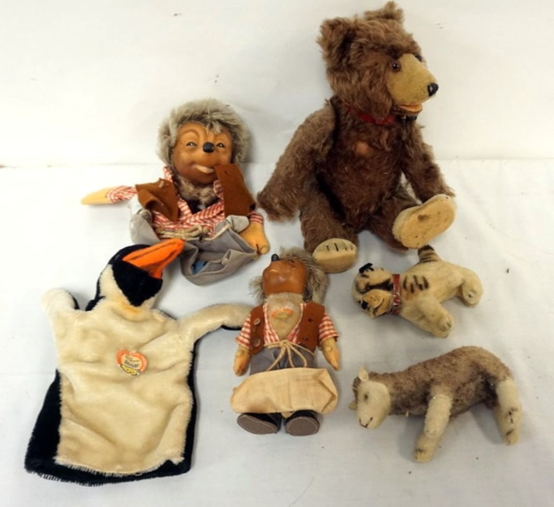 ASSORTED STUFFED ANIMALS AND PUPPETS: GROUP OF ASSORTED STUFFED ANIMALS AND PUPPETS, INCLUDING STEIF, *ALL TOYS HAVE WEAR TO BOXES AND NOT GUARANTEED COMPLETE