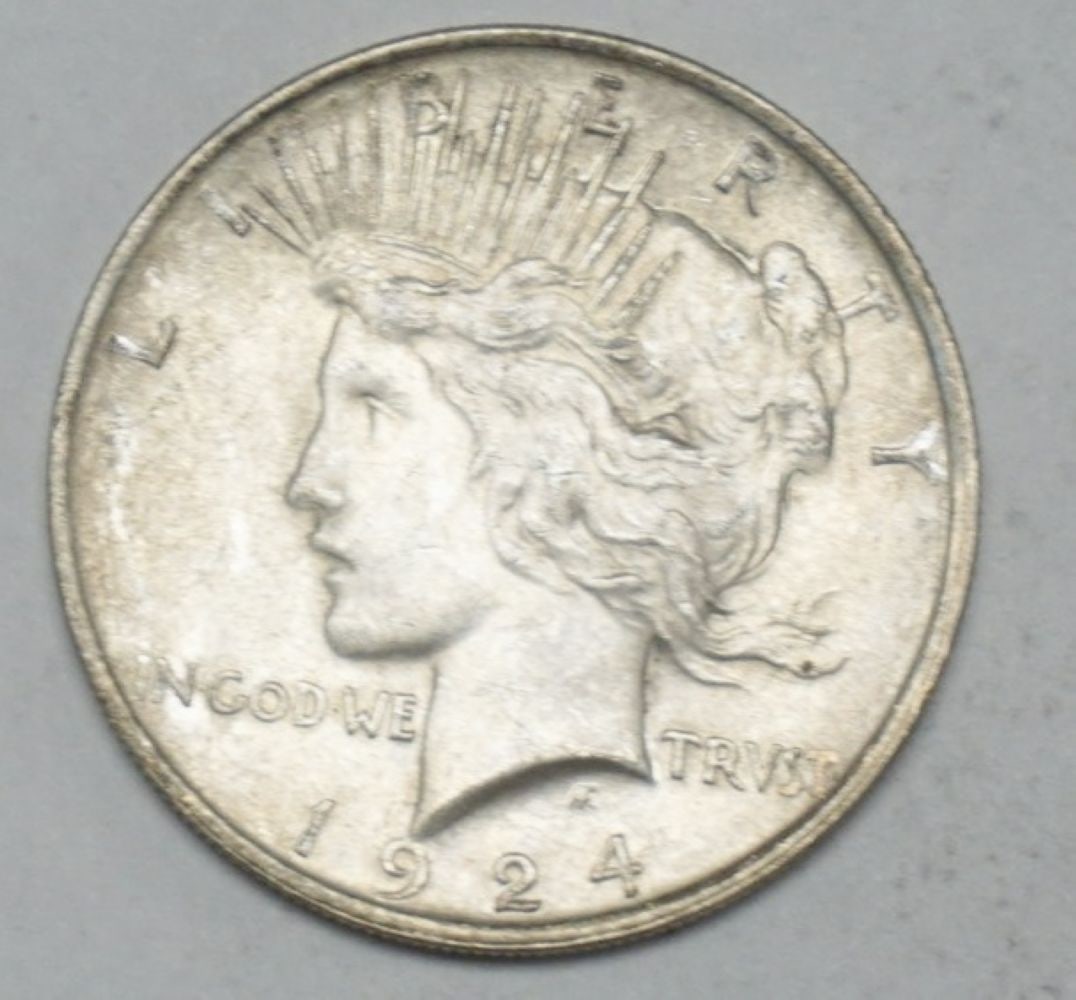 1924 PEACE SILVER DOLLAR (1 of 2)