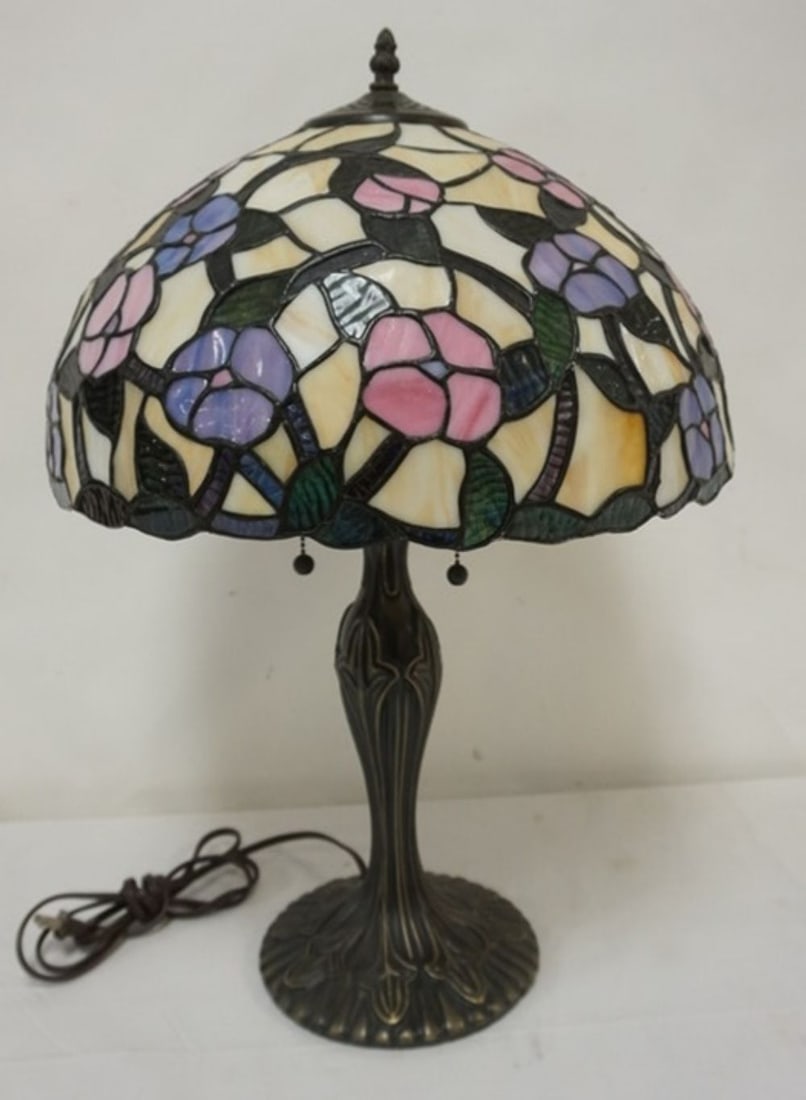 TIFFANY STYLE TABLE LAMP (1 of 3)