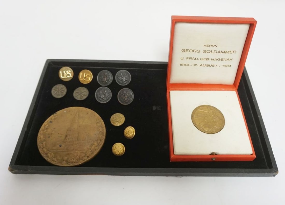 GROUP OF ASSORTED MILITARY BUTTONS, ETC (1 of 4)