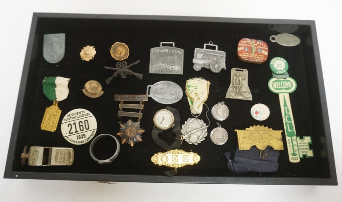 GROUP OF ASSORTED SHOWCASE SMALLS (1 of 3)