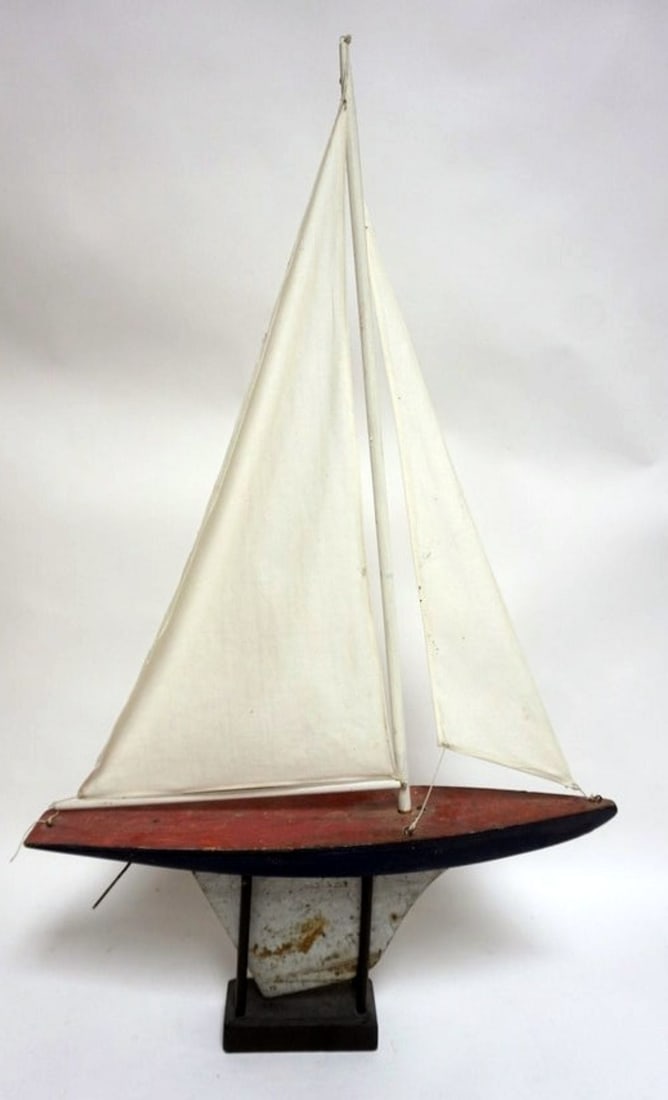 VINTAGE POND BOAT: VINTAGE POND BOAT, APPROXIMATELY 21 IN X 5 IN X 34 IN H