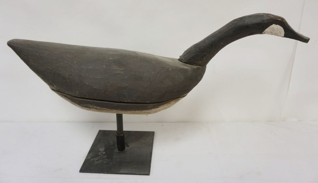 HAND CARVED WOOD GOOSE: HAND CARVED WOOD GOOSE ON METAL STAND, APPROXIMATELY 30 IN X 9 IN X 18 IN OVERALL