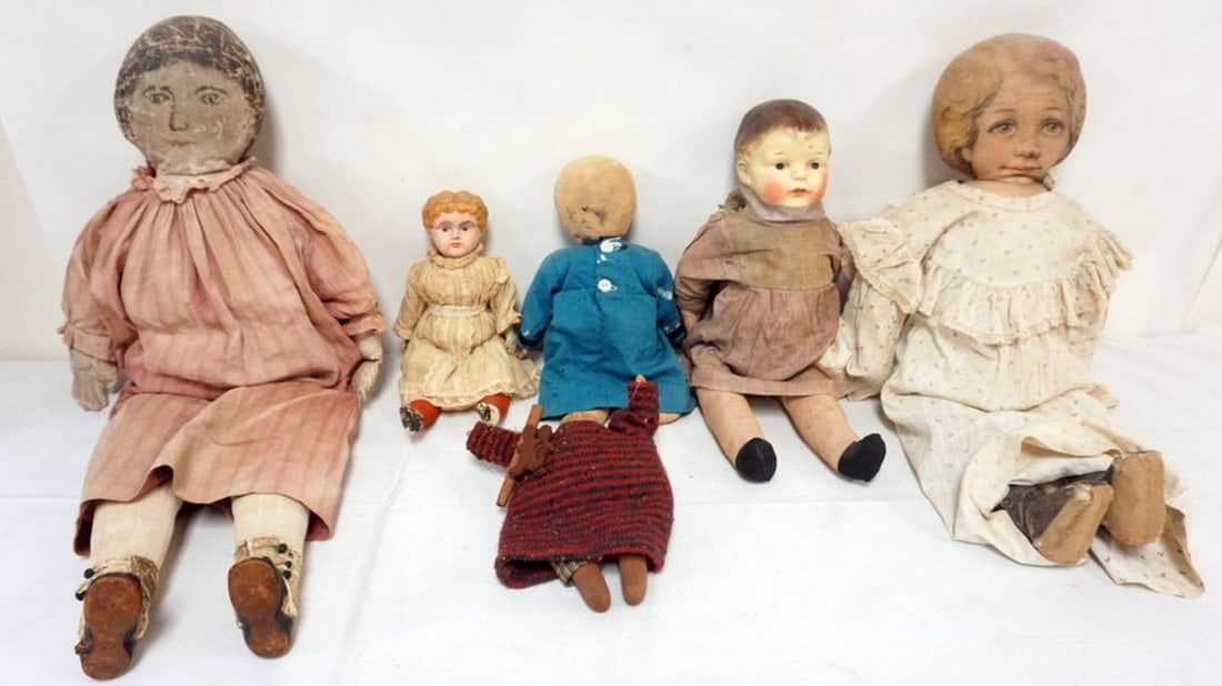 ANTIQUE CLOTH AND COMPOSITE DOLLS: GROUP OF CLOTH AND COMPOSITE ANTIQUE DOLLS, LARGEST APPROXIMATELY 27 IN H