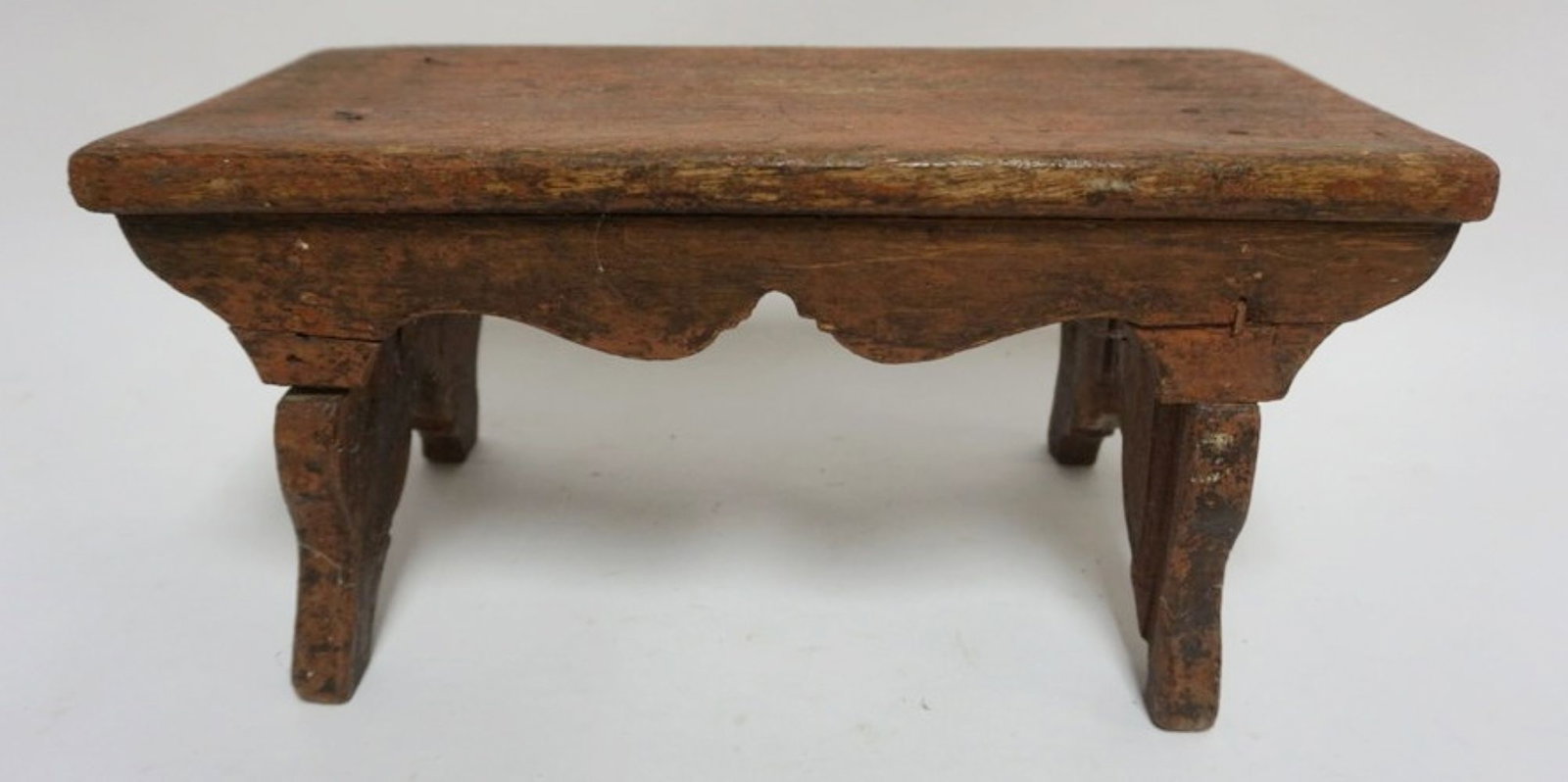 PRIMITIVE WOOD STOOL: SMALL PRIMITIVE WOOD STOOL, APPROXIMATELY 18 IN X 8 IN X 8 IN H