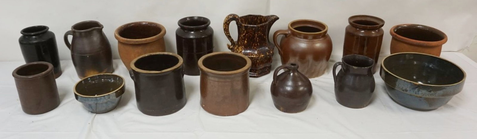 LARGE GROUP OF ASSORTED STONEWARE (1 of 4)