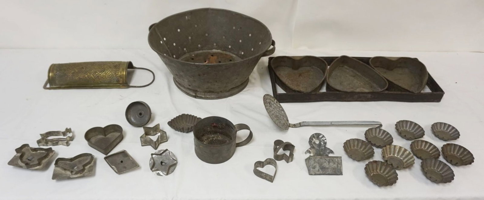 GROUP OF ASSORTED TIN KITCHEN COOKWARE (1 of 4)