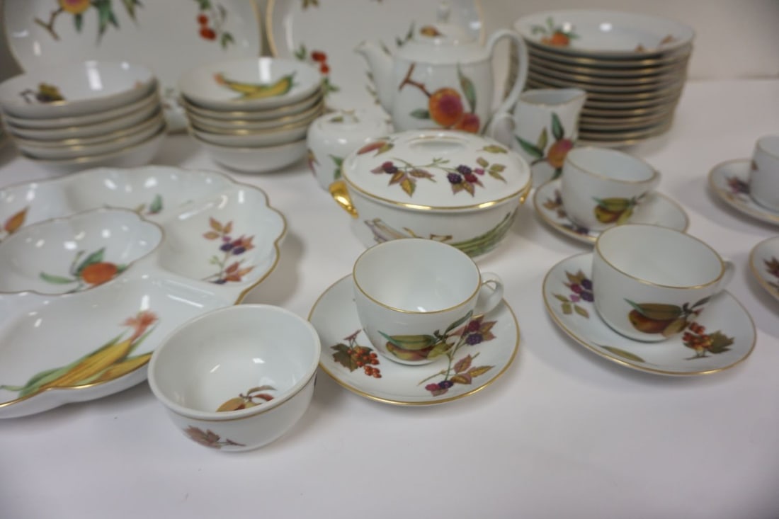 ROYAL WORCESTER EVESHAM DINNERWARE - 6