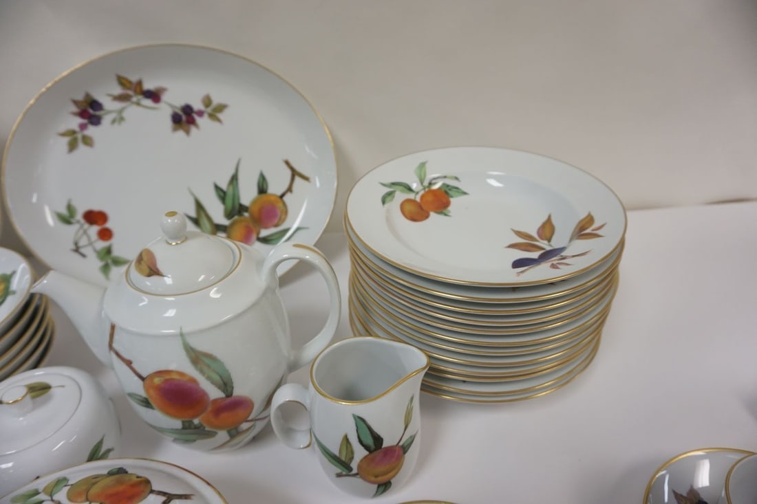 ROYAL WORCESTER EVESHAM DINNERWARE - 8