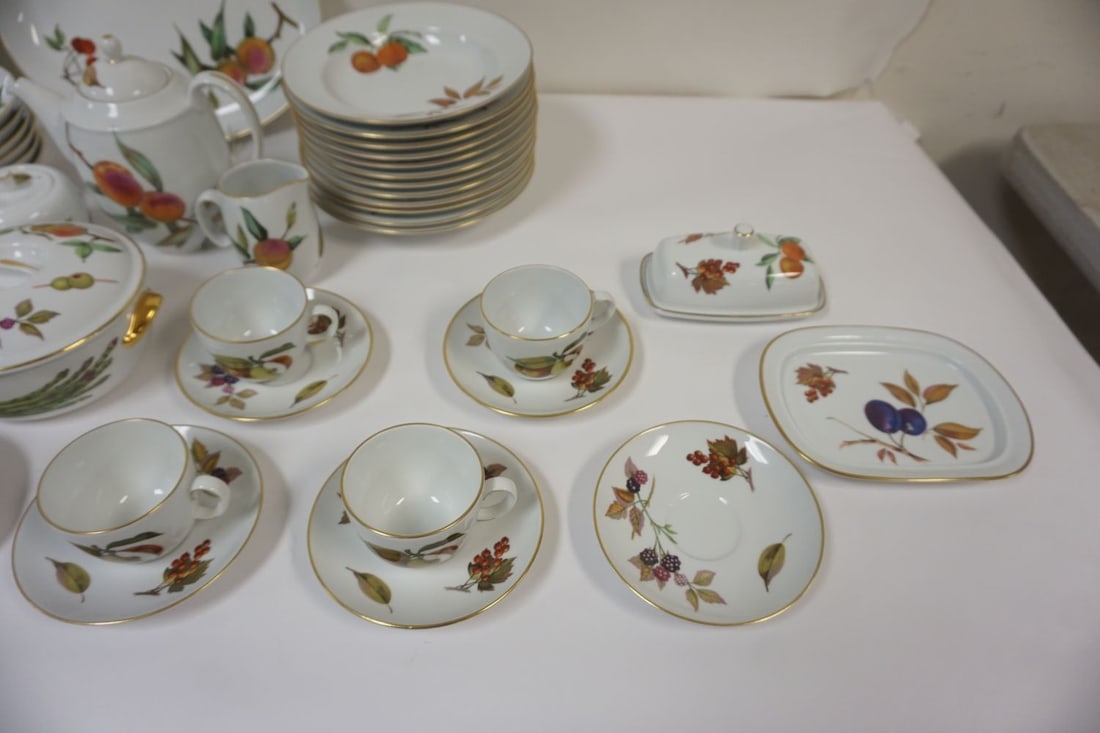 ROYAL WORCESTER EVESHAM DINNERWARE - 9