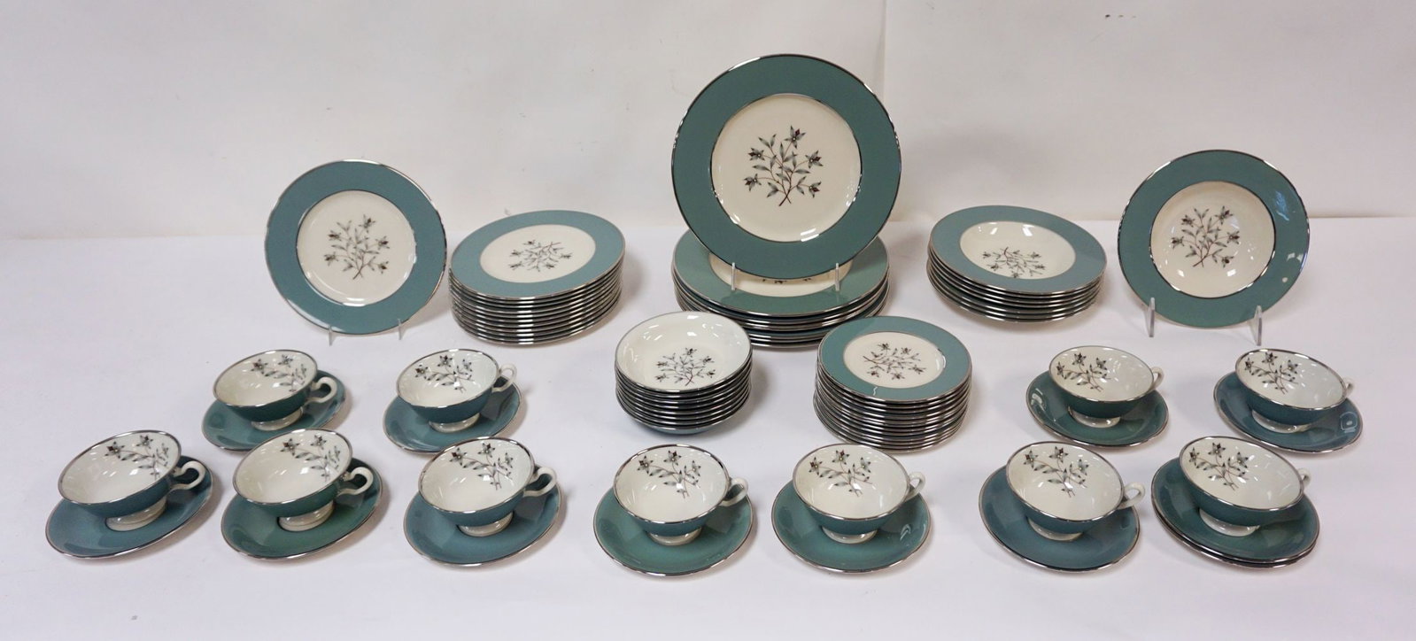 LENOX KINGSLEY 71 PIECE DINNERWARE (1 of 6)