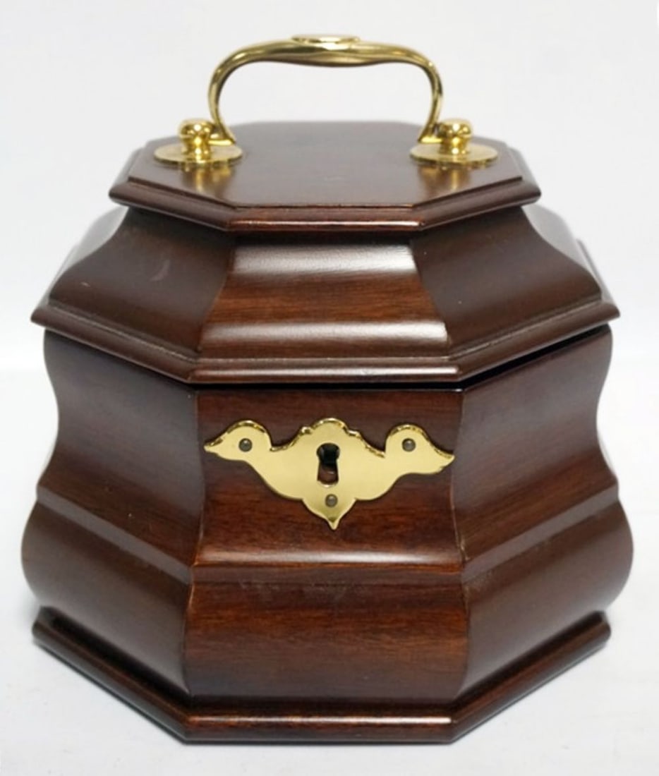 COLONIAL WILLIAMSBURG MAHOGANY TEA CADDY: COLONIAL WILLIAMSBURG MAHOGANY TEA CADDY, APPROXIMATELY 5 IN X 7 IN