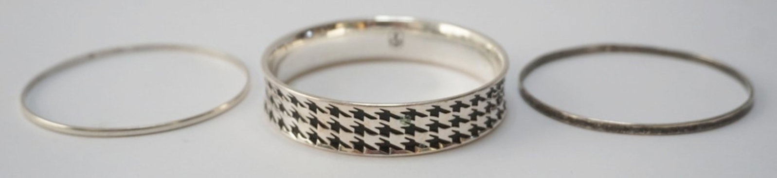 STERLING SILVER BANGLE BRACELETS: 3 STERLING SILVER BANGLE BRACELETS, 1 PLAID PATTERN, 1.83 OZT
