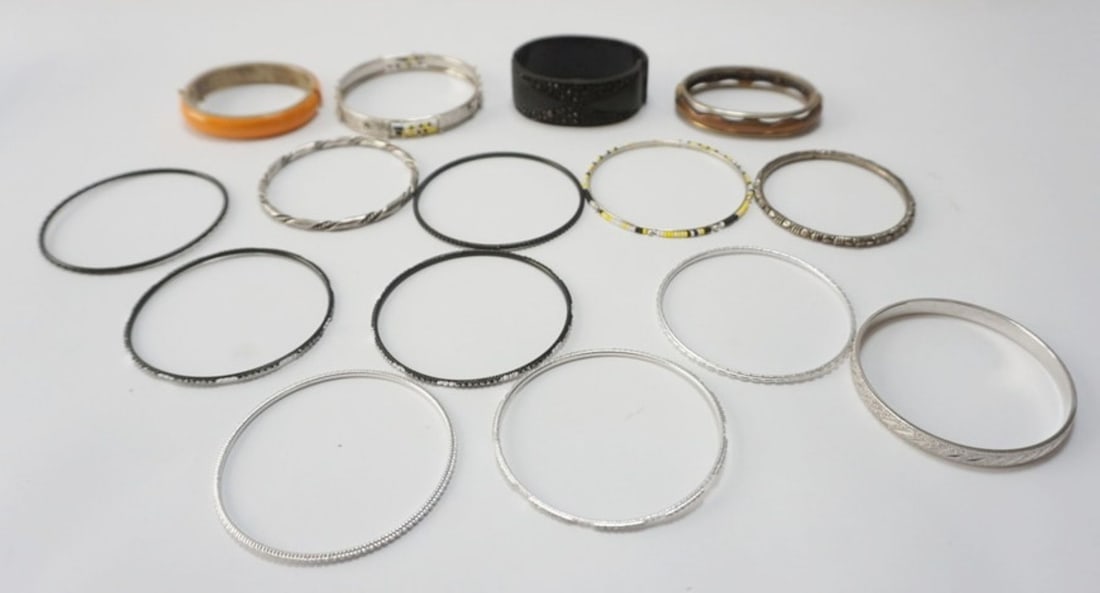 ASSORTED BANGLE BRACELETS: 14 ASSORTED BANGLE BRACELETS INCLUDING MONET AND COPPER