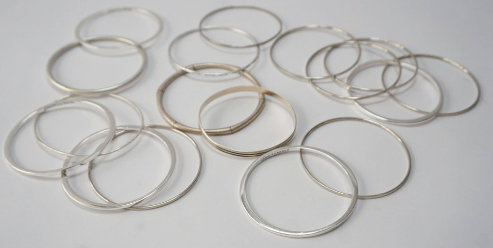ASSORTED BANGLE BRACELETS: APPROXIMATELY 17 ASSORTED BANGLE BRACELETS, SOME MARKED BY MAKER
