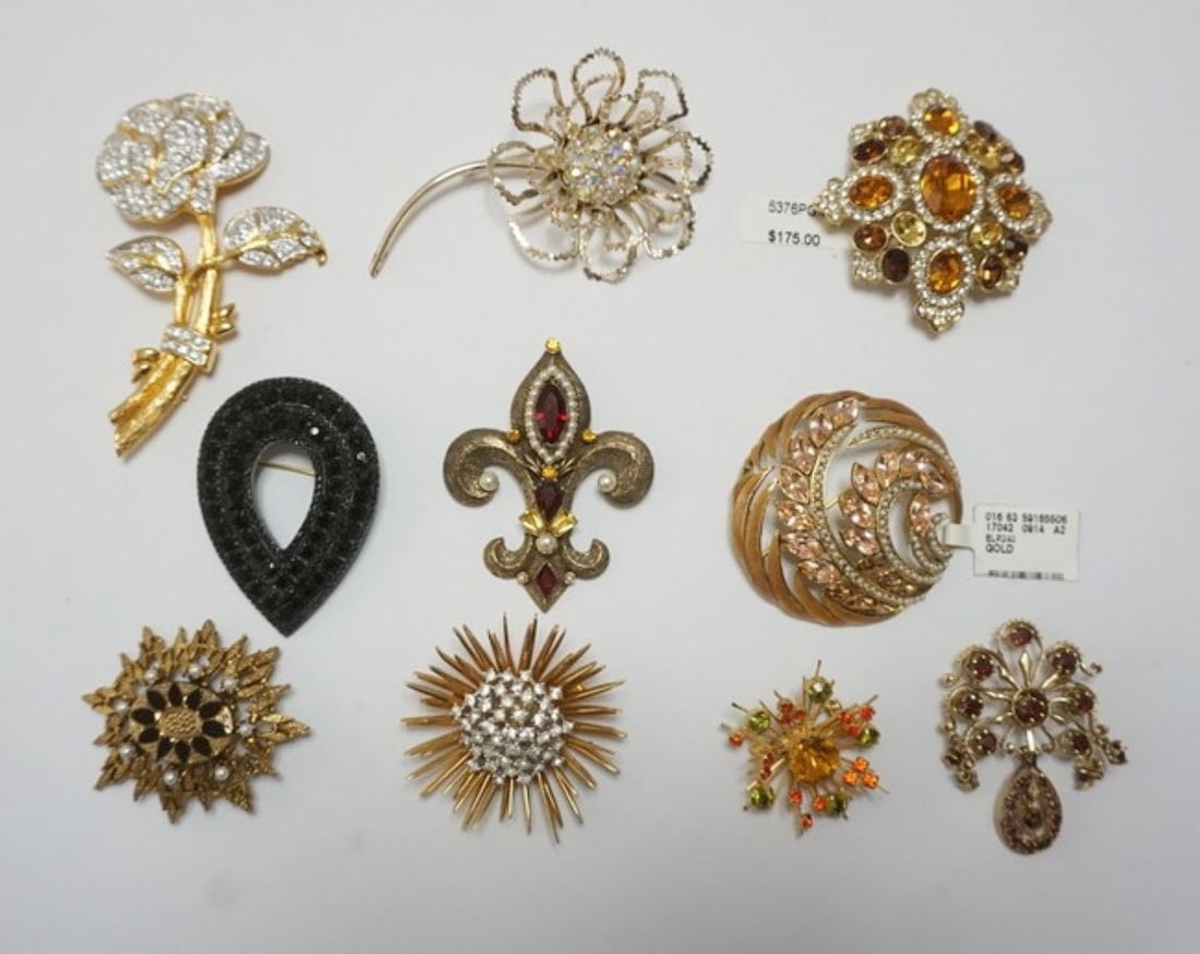 ASSORTED DESIGNER PINS: 10 ASSORTED DESIGNER PINS, SOME GOLD FILLED, SOME SIGNED BY MAKER INCLUDING KENNETH LANE, WEISS, LJM, NOLAN MILLER AND MORE
