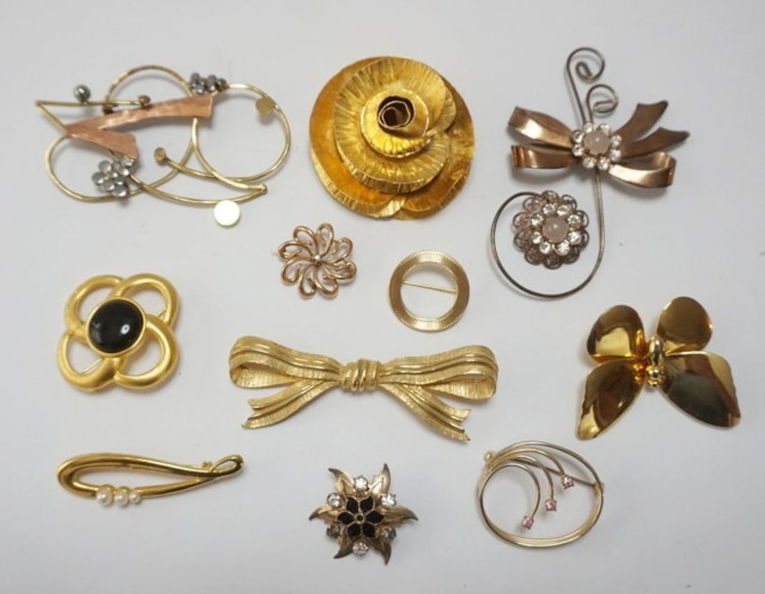 ASSORTED DESIGNER PINS: 11 DESIGNER PINS, SOME SIGNED BY MAKER INCLUDING MONET, GAVINCHEY, DINICOLA, ELLIS AND OTHERS