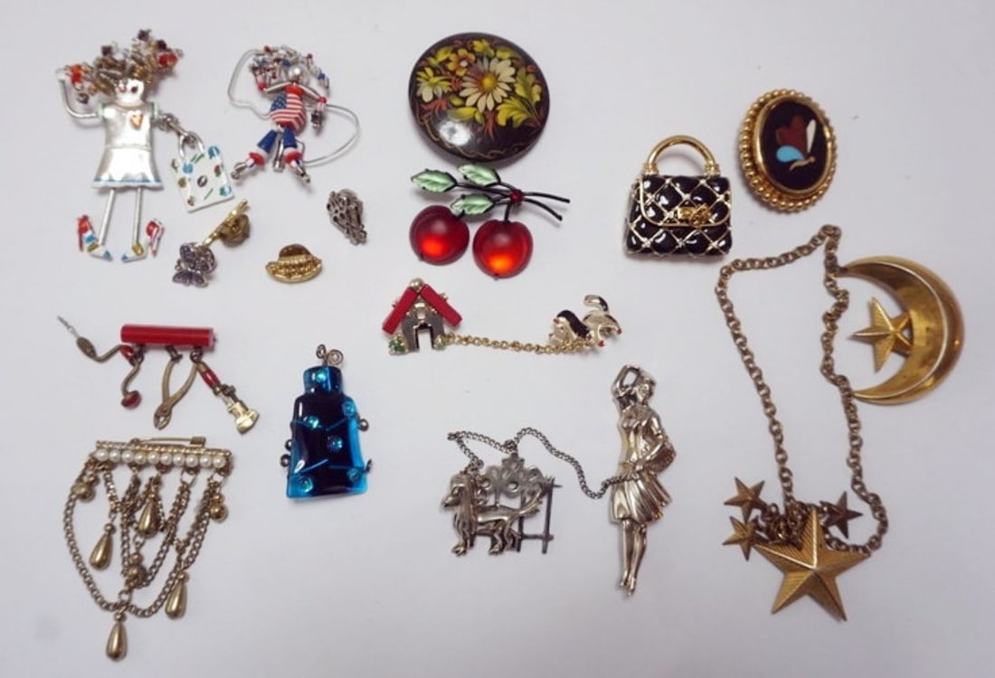 ASSORTED DESIGNER PINS: 15 DESIGNER PINS, SOMESIGNED BY MAKER INCUDING GANTZ AND OTHERS