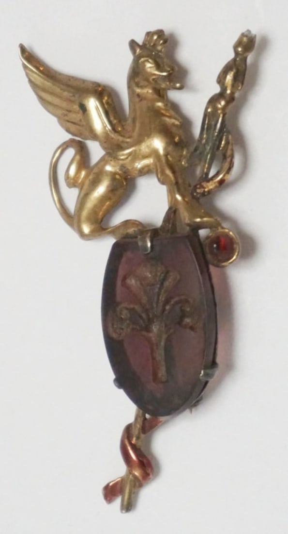 VINTAGE WINGED MYTHOLOGICAL HORSE PIN: VINTAGE WINGED MYTHOLOGICAL HORSE BROOCH WITH LARGE CUT AMETHYST TYPE STONE