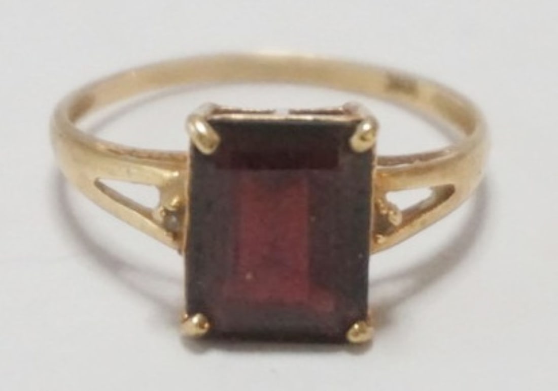 10K LADIES RING: 10K LADIES RING WITH GARNET TYPE STONE, SIZE 7 1/4, 1.2 DWT WITH STONE