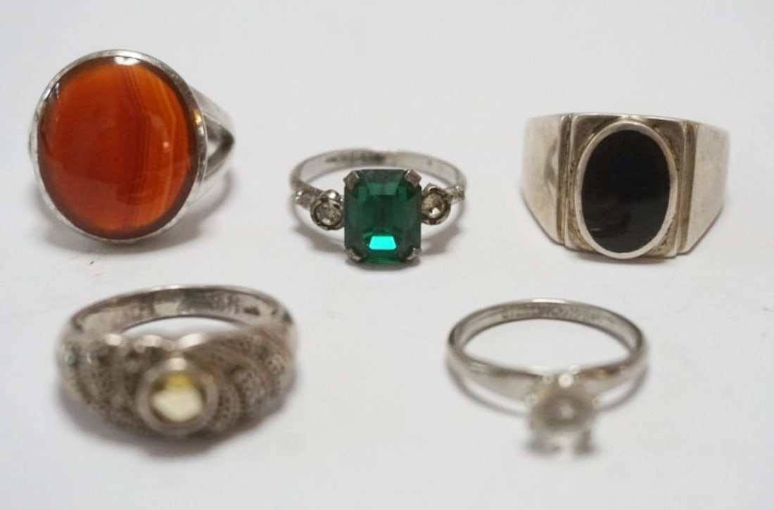 ASSORTED STRLING SILVER RINGS: MENS ONYX STERLING SILVER RING, SIZE 9 1/2, AND 4 LADIES RINGS, .83 OZT