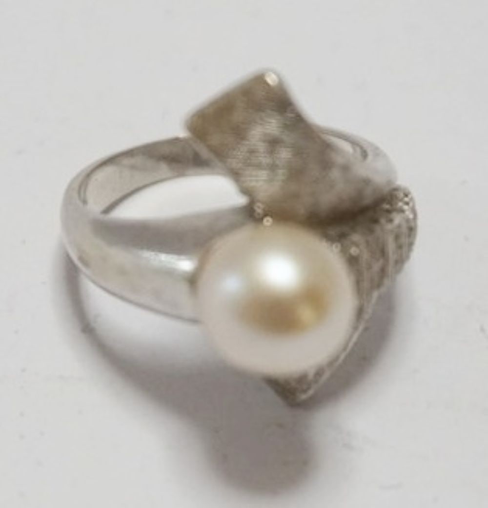 14K WHITE GOLD PEARL RING: 14K WHITE GOLD PEARL STONE RING, SIZE 5, 3.63 DWT WITH STONE